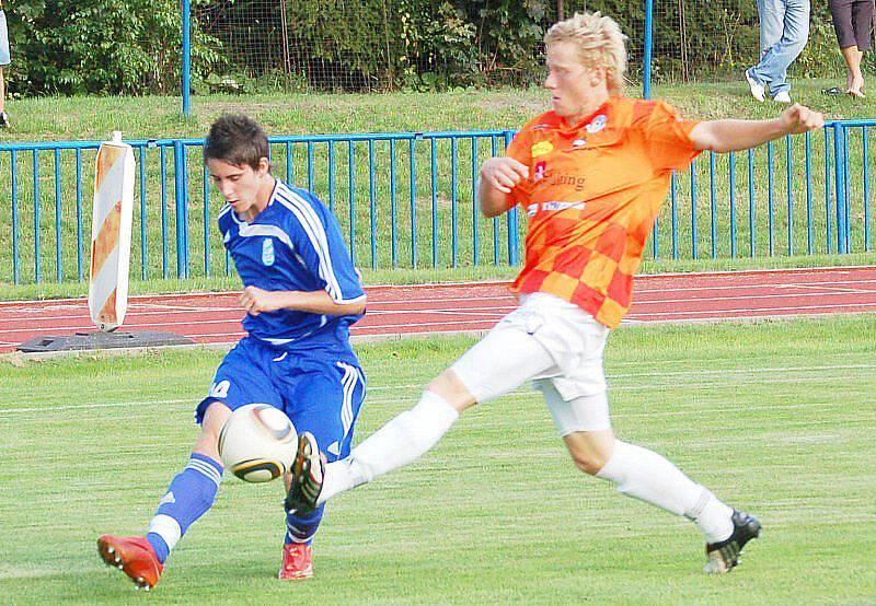 Tachov (v modrém) přehrál Spartak Chrást 3:0.