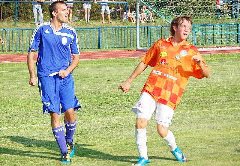 Tachov (v modrém) přehrál Spartak Chrást 3:0.