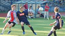 Fotbalisté FK Tachov remizovali na městském stadionu s favorizovanou Jiskrou Domažlice 2:2. Na snímku zastavuje mladíčka v dresu domácího celku Tomáše Habarta (vlevo) dvojice domažlických obránců.