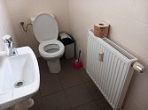 Veřejné toalety v Boru jsou čisté a v naprostém pořádku. Jedinou chybičkou je chybějící značení na náměstí, tabulka je pouze přímo na budově trafiky, kde se nacházejí
