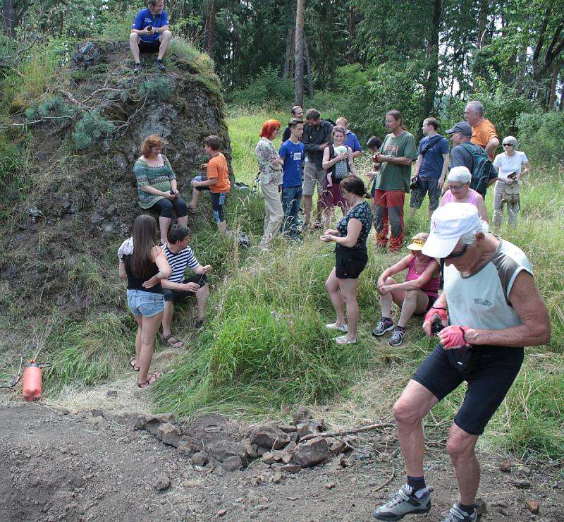 Archeologové hledají na Hrotku stopy bitvy u Třebele