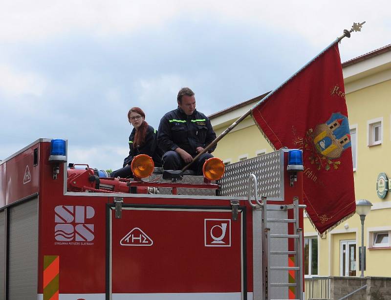 Desítky hasičů z různých koutů Tachovska se sešly v Černošíně při oslavách založení tamního hasičského sboru.