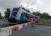 Kus závory urazilo auto na přjezdu v Chodové Plané