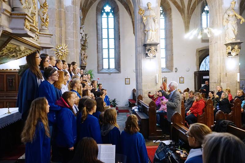 Tachovský dětský sbor se společně s dětským sborem Da Capo z Rokycan představil v rámci chrámového koncertu v prostorách kostela Nanebevzetí Panny Marie v Tachově.