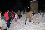 Cesta na Ronšperk byla značená svíčkami, které ji lemovaly. Advent v lese měl nejvyšší účast od svého počátku.