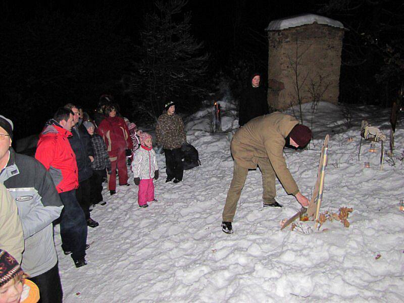 Cesta na Ronšperk byla značená svíčkami, které ji lemovaly. Advent v lese měl nejvyšší účast od svého počátku.