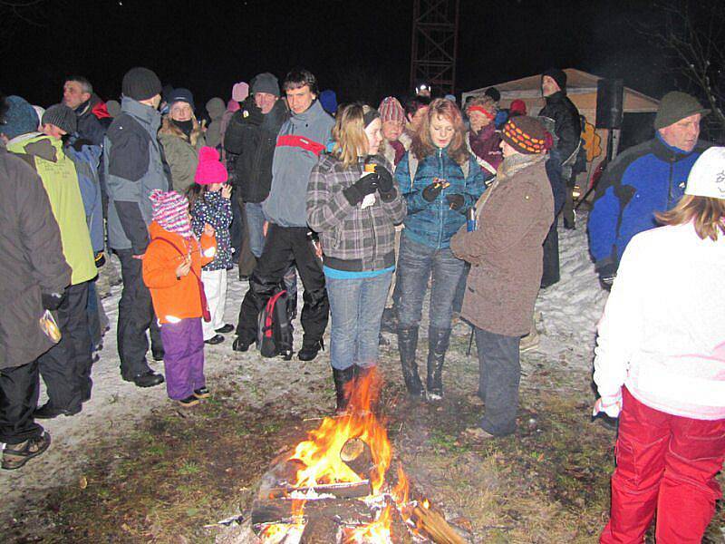 Cesta na Ronšperk byla značená svíčkami, které ji lemovaly. Advent v lese měl nejvyšší účast od svého počátku.