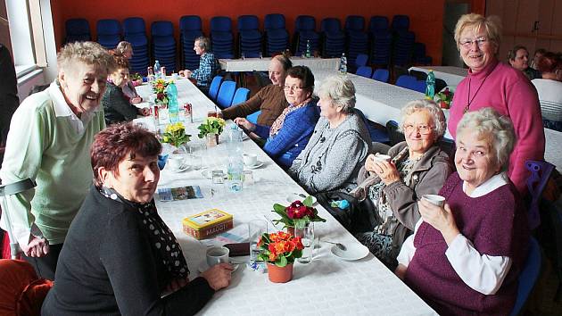 VÝROČNÍ ČLENSKÁ SCHŮZE SVAZU TĚLESNĚ POSTIŽENÝCH se konala v Chodové Plané. Na schůzi dostaly členky květinové dary v podobě petrklíčů. Akce se účastnilo přes čtyřicet z dvaašedesáti členů místního sdružení. 