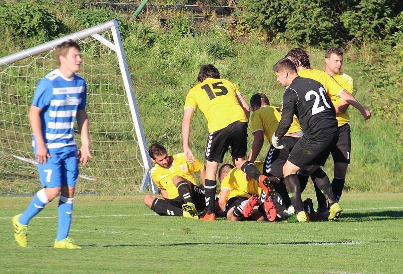 TIP LIGA (řádek č. 5): Sokol Mrákov (v modrém) - Sparta Dlouhý Újezd (ve žlutém) 1:3.