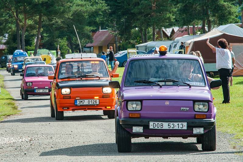 V rekreačním středisku Sycherák se sešli majitelé vozů Fiat 126 a uspořádali svým přátelům svatbu. Následovala spanilá jízda a soutěže zdatnosti v řízení.