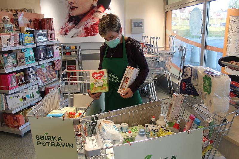 Potraviny a drogistické zboží mohli do Sbírky potravin odevzdávat také zákazníci tachovské prodejny DM drogerie.