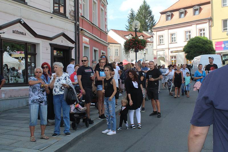 Ulice Tachova zaplnili návštěvníci Husitských historických slavností.