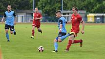 FK Tachov (červené dresy) doma zvítězil nad Českým lvem Union Beroun (modré dresy) 5:0.