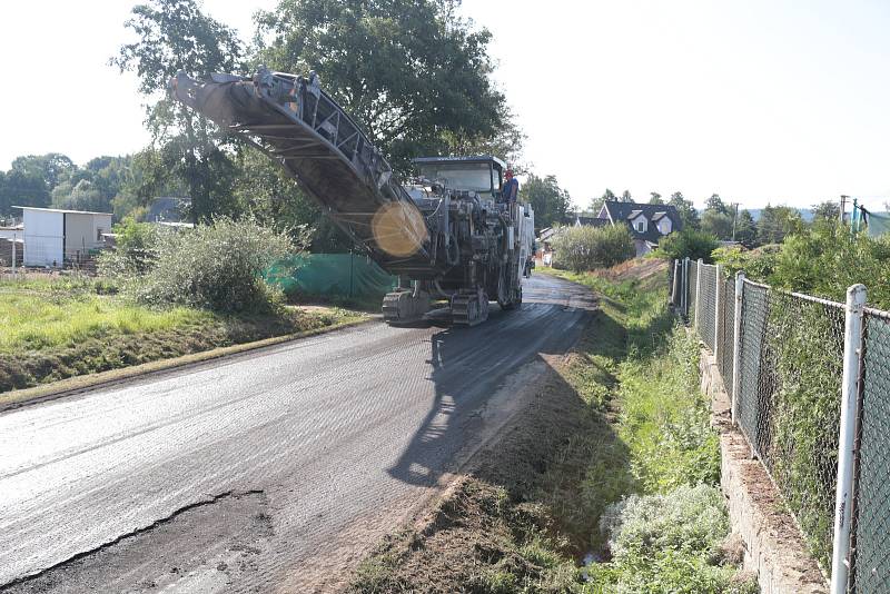 Opravují jednu z nejhorších silnic Tachovska. Uzavírka je mezi okrajem Tachova u sídliště Rapotín, přes Nový Rapotín a Částkovem.