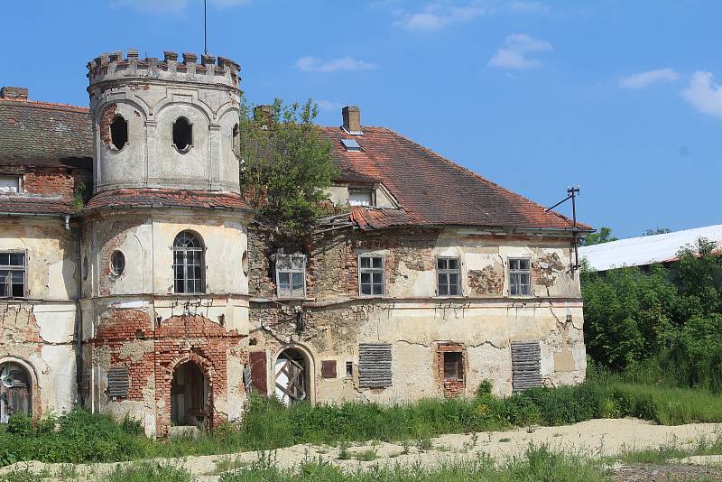 Zámek Slavice. Blýská se na lepší časy. Majitelé už opravili sýpku, revitalizují park. A snaží se získat dotaci...