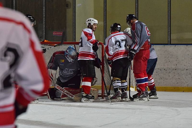 Utkání stříbrské Naší hokejové ligy (NHL) mezi HC Rudé Rozety (bíločervené dresy) a Úlicemi.