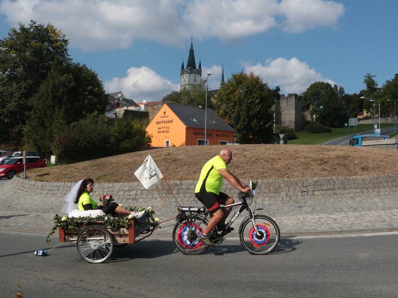 Při cyklistické svatbě si ženich odvezl nevěstu na kárce za kolem