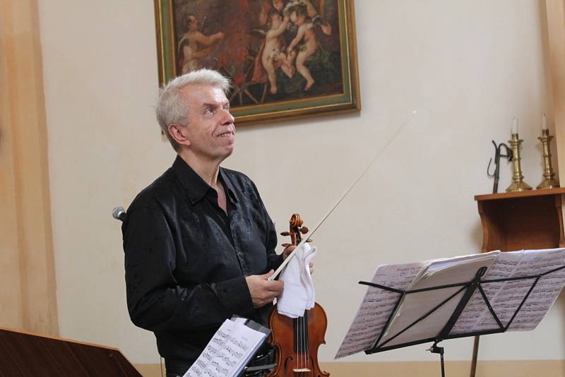 O závěrečný koncert festivalu se postará Jaroslav Svěcený (na snímku z koncertu ve Stráži).