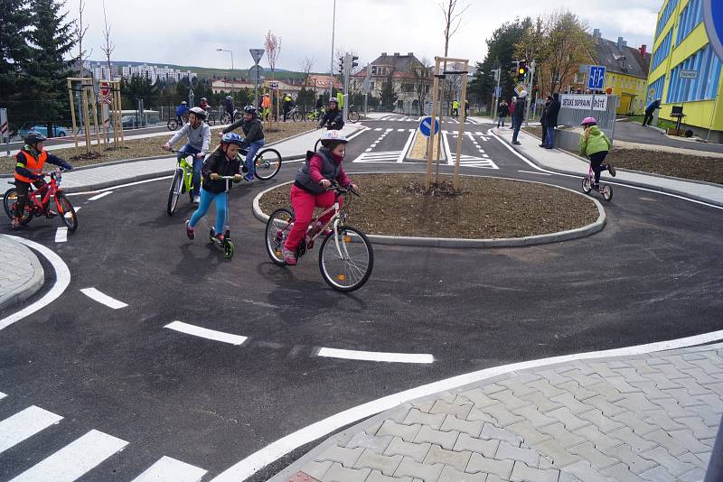 Nové dopravní hřiště v blízkosti Základní školy Zárečná je otevřeno. Během středečního odpoledne jej vyzkoušeli první návštěvníci.