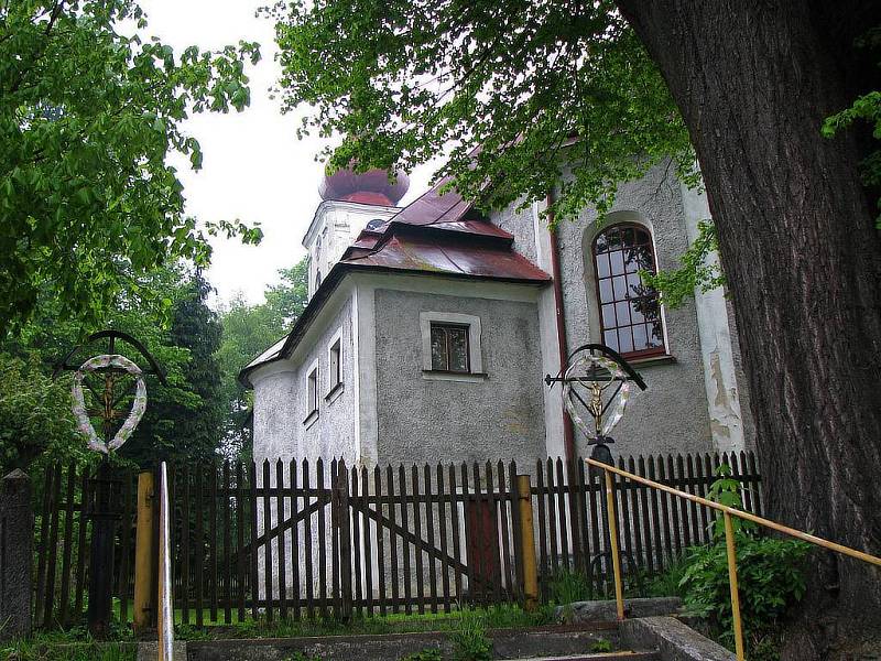 Jan Michale Fuchs založil sklárnu v Pavlově Huti. Uvnitř kostelíka v Lesné lze dodnes najít místo posledního odpočinku tohoto zdatného podnikatele.