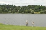 rybáři na břehu Hracholuské přehrady u Vranova