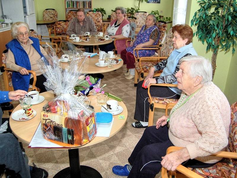 SKUPINKA SENIORŮ se pravidelně schází. Ve čtvrtek se sezení neslo také v duchu oslav jednadevadesátých narozenin Marie Tolarové (na snímku vpravo).