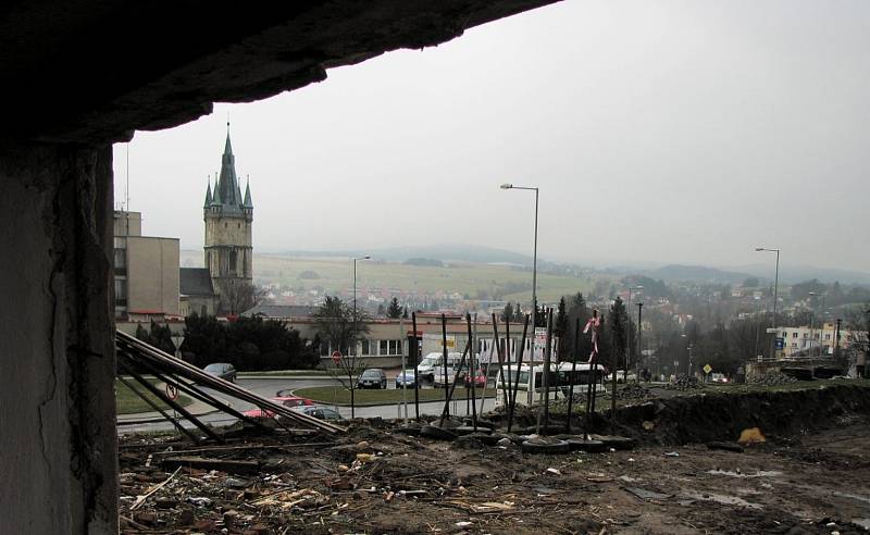 Sokolovna v Tachově v roce 2008, kdy došlo na demolici budovy.