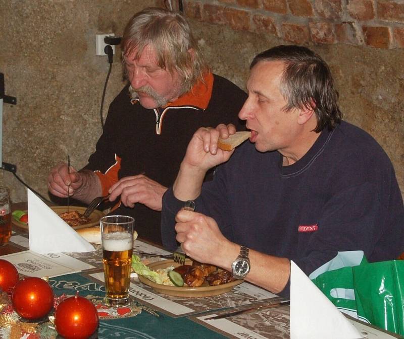 V chodovoplánské restauraci Ve Skále se konalo vyhodnocení podzimní části Tip ligy 2012.