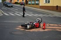 Na světelné křižovatce v Tachově došlo ke střetu osobního vozidla a motorkáře