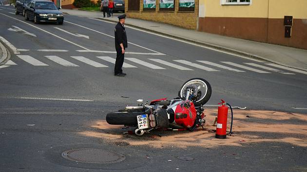 Na světelné křižovatce v Tachově došlo ke střetu osobního vozidla a motorkáře