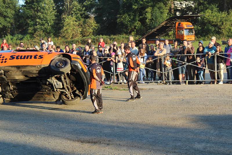 Kaskadéři řádili na autech i s motorkami