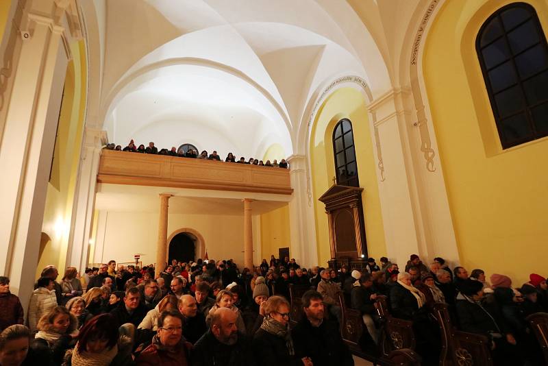 Koncert rekordně zaplnil kostel, zpěvačka lákala anděly