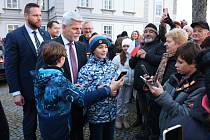 Prezident Petr Pavel zavítal také do Tachova, kde se na nádvoří zámku pozdravil se svými příznivci. Poté odešel na diskuzi s představiteli města