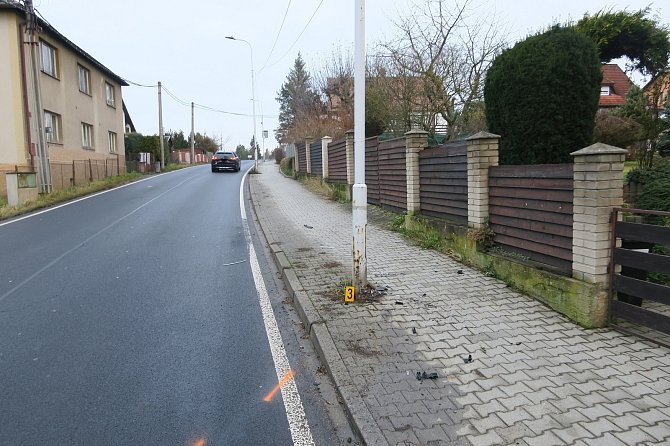Místo v Moravské ulici v Tachově, kde řidič narazil do sloupu veřejného osvětlení.