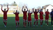 Fotbalisté FK Tachov (v červených dresech) zvítězili potřetí v řadě, tentokrát to odnesla středočeská Dobrovice.