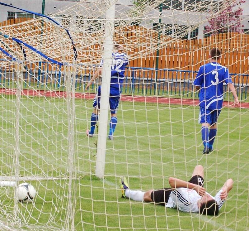 Západočeské derby v divizi mezi Tachovem a Rokycany skončilo výhrou domácích 4:0.