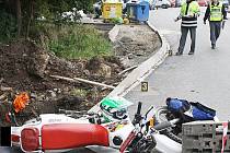 V Tachově srazil mladý motorkář dva chodce a poté spadl na dělníka ve výkopu.