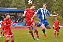 Před třemi lety ještě FK Tachov (v červeném) hrál třetí nejvyšší českou fotbalovou soutěž (foto z vítězného utkání 19. kola ČFL sezony 2016/17 v Domažlicích 3:2) a nyní hraje jen třetí nejnižší okresní...