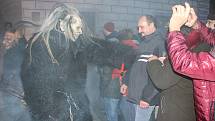 Krampusové řádili na náměstí ve Stříbře