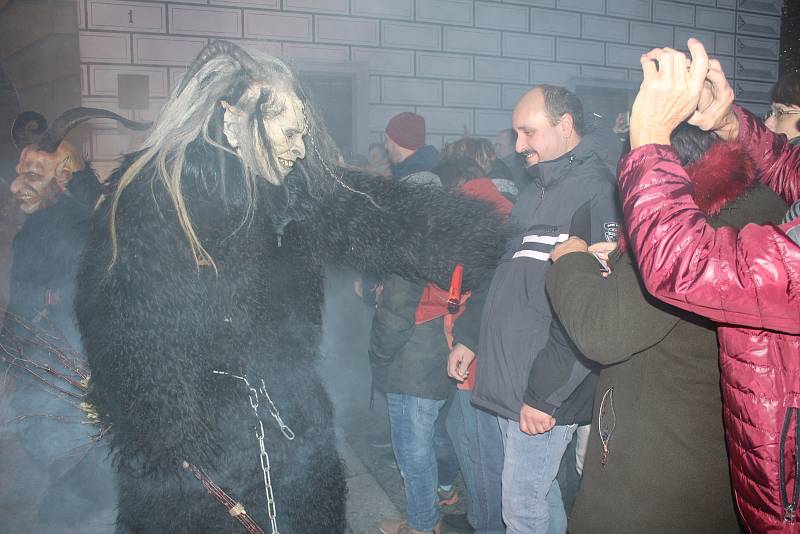 Krampusové řádili na náměstí ve Stříbře