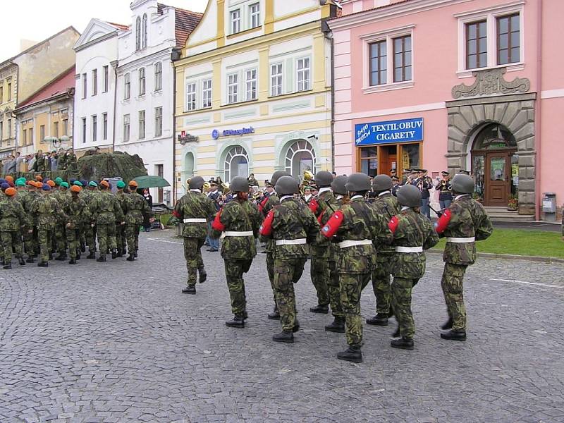 Archivní snímky z posledního vystoupení výcvikového střediska ve Stříbře před jeho ukončením. Akce se konala 11.6.2005 při stříbrských slavnostech. í.