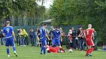 Sokol Lom (v červeném) - FK Tachov (v modrém) 2:0.