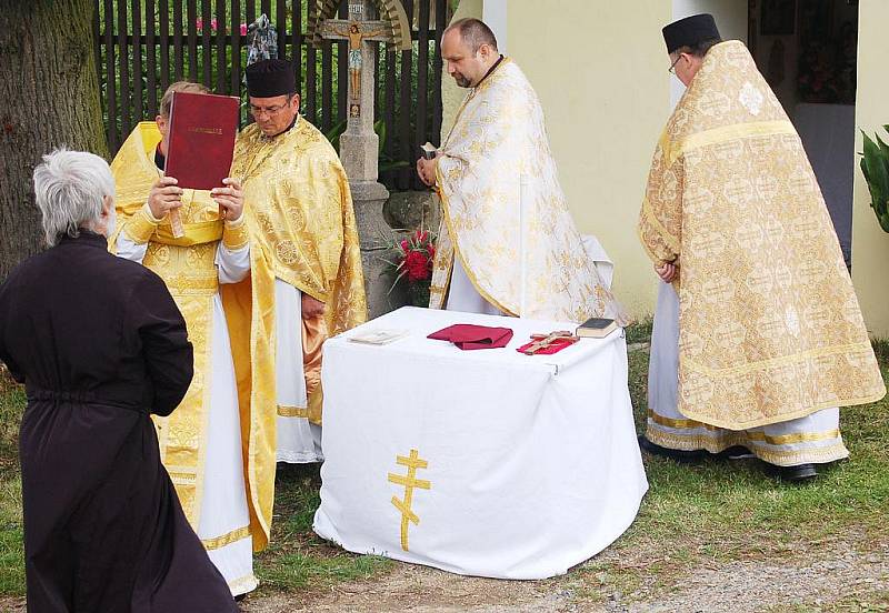 U kapličky v Horní Jadruži se o víkendu opět sloužila svatá liturgie. 