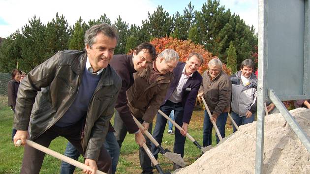 Ve středu odpoledne se v prostorách černošínské firmy EMZ sešli její představitelé a za přítomnosti starosty Černošína Miroslava Plincelnera a dalších hostů slavnostně zahájili výstavbu nových prostorů.