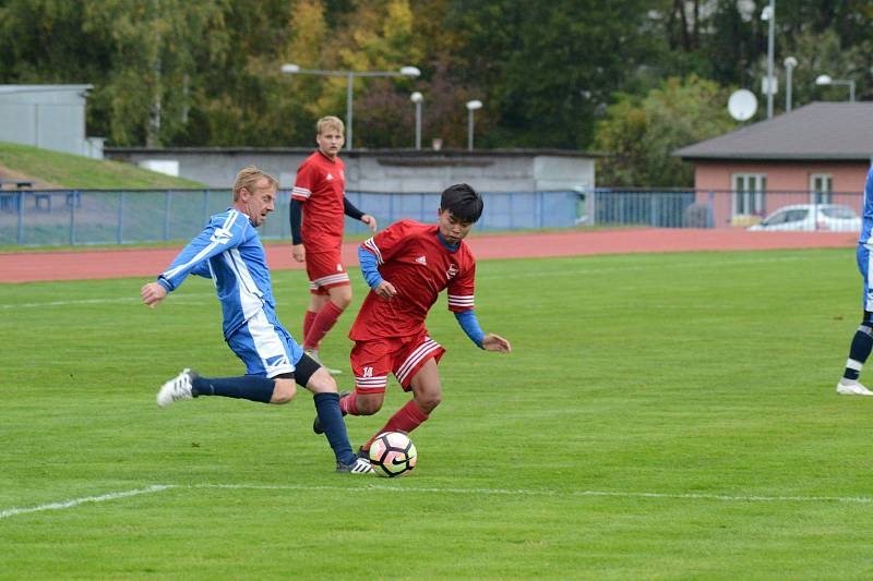 FK Tachov (v červeném) - Sokol Stráž (v modrém) 6:0 (2:0).