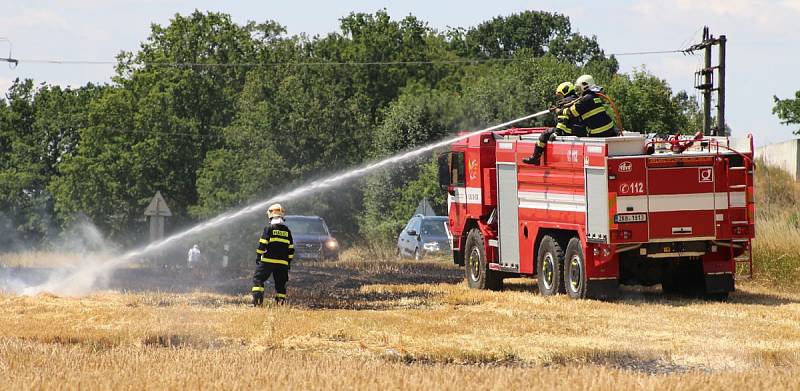 Požár obilného lánu u Chodové Plané.