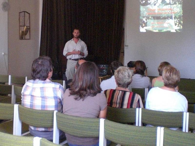 O deštných pralesích přednášel a besedoval ve čtvrtek v Tachově pedagog Tomáš Kučera. 