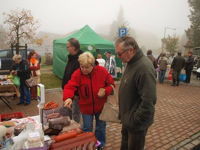 Přimdské náměstí se v sobotu dopoledne proměnilo v jedno velké tržiště. 