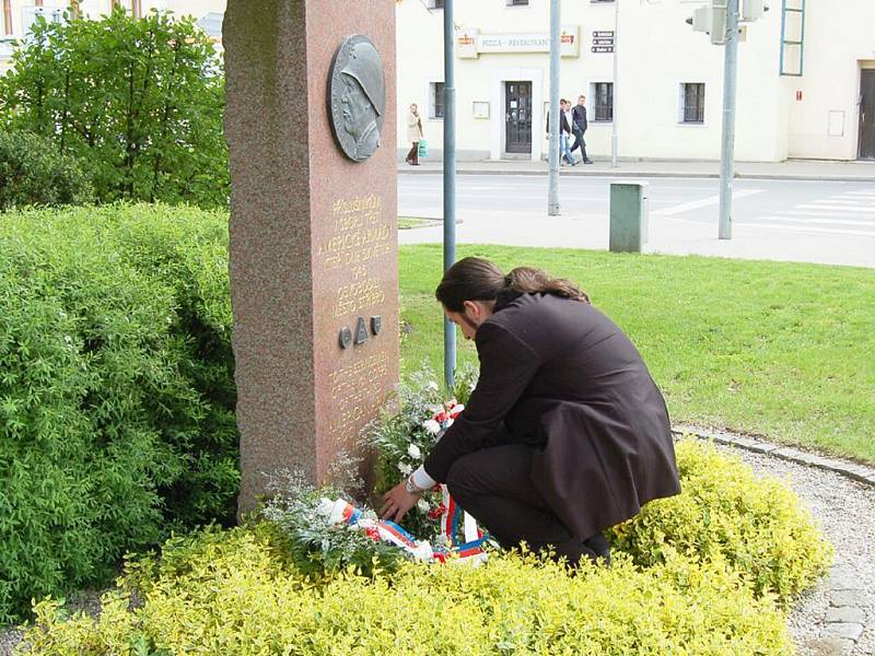 Květiny a věnce k památníku osvobození města americkou armádou a k dalším dvěma pamětním místům spjatým s bojem za svobodu položili v úterý ve Stříbře zástupci města a dalších složek, včetně generálního konzula Ruské federace Valerije Ščetinina