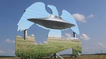 Reklamní orel s motivem přistávajícího UFO.